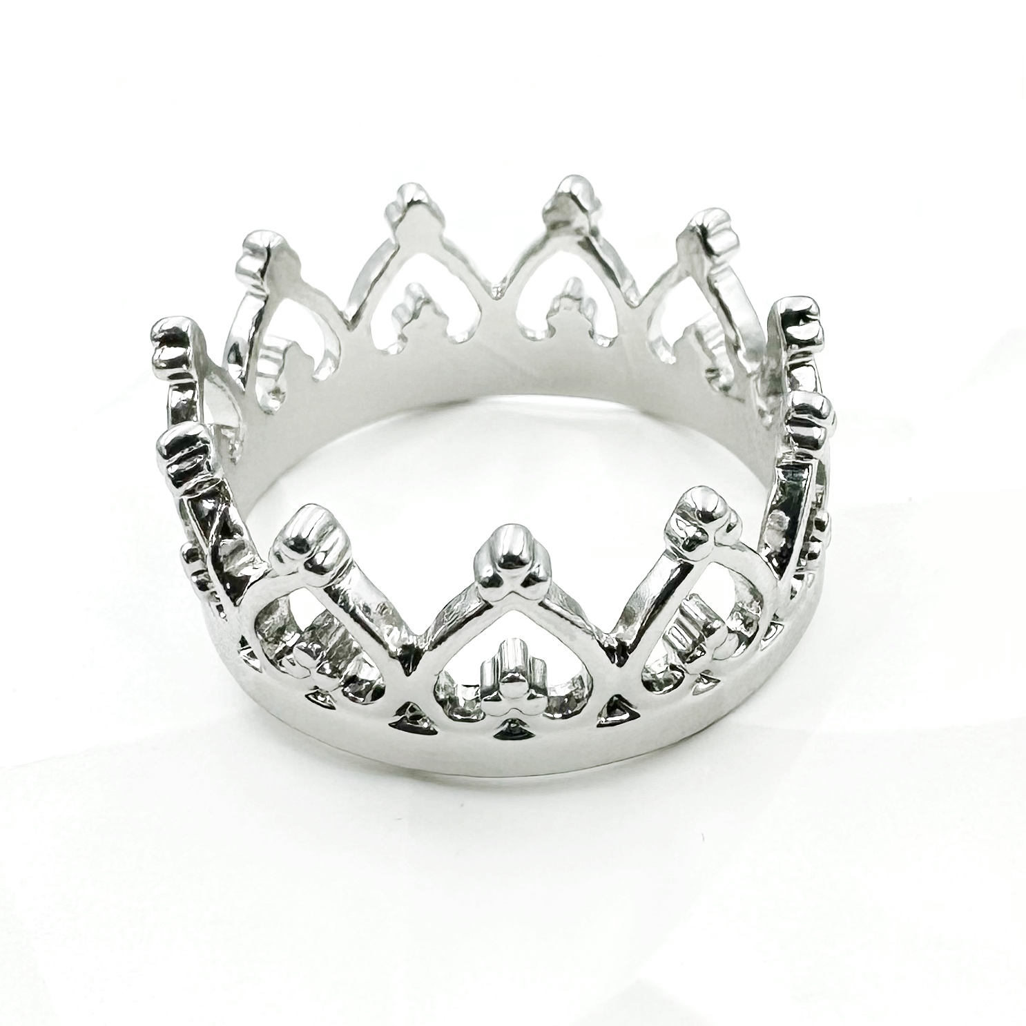 ANILLO CON DISEÑO DE CORONA CORAZON INVERSO