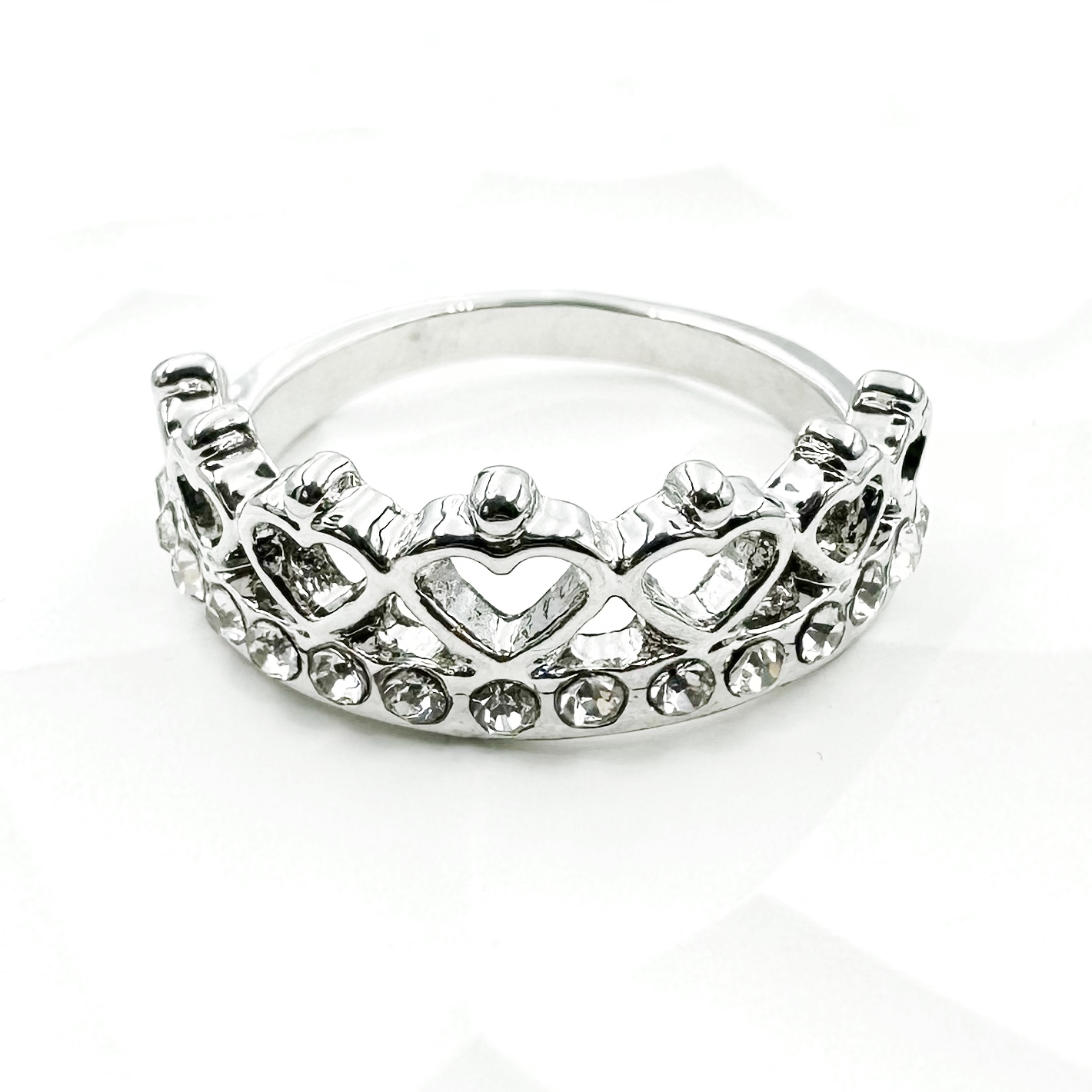 ANILLO CON DISEÑO DE CORONA CORAZONES Y PIEDRAS