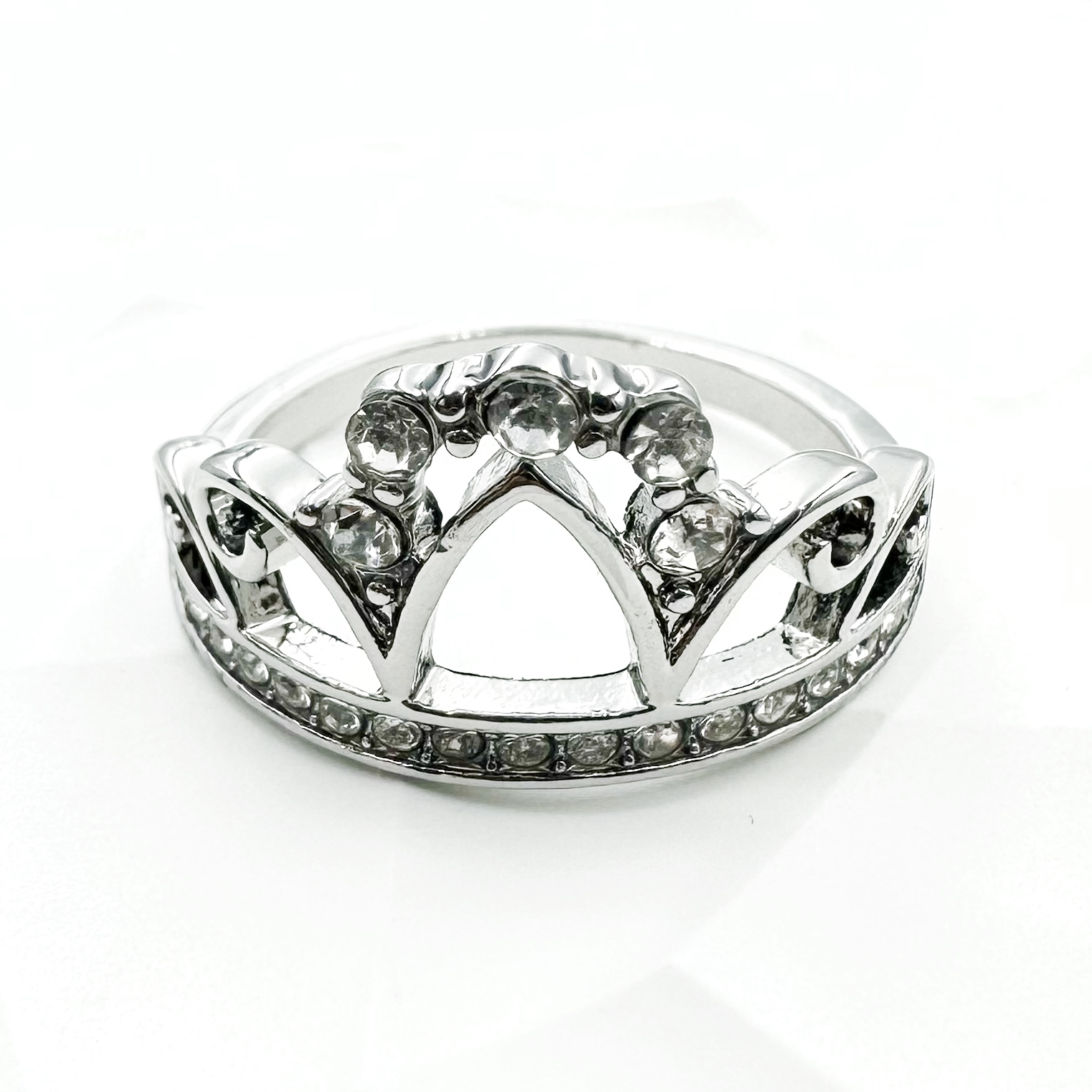 ANILLO CON DISEÑO DE CORONA ALTA CON ARCOS Y PIEDRAS
