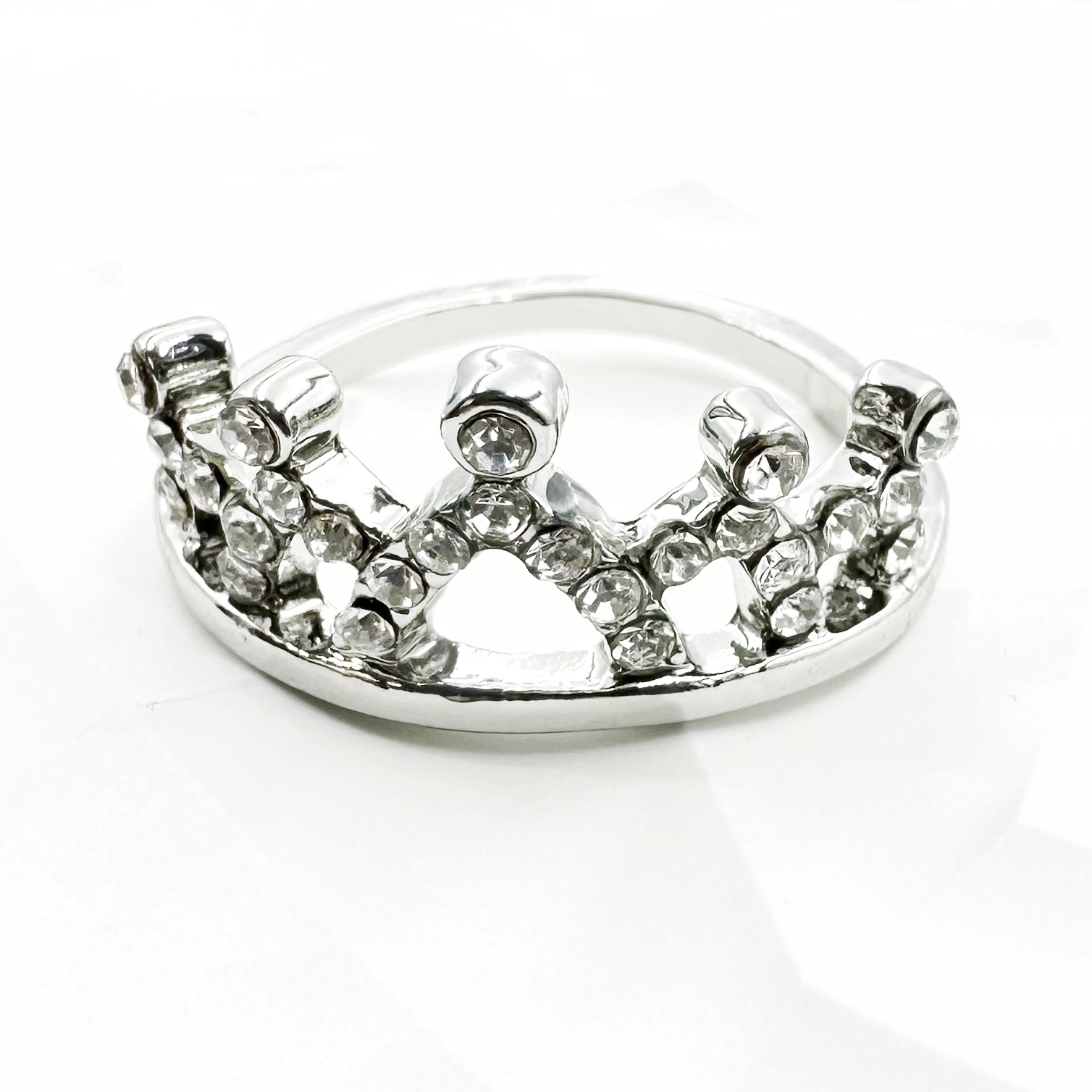 ANILLO CON DISEÑO DE CORONA ALTA CON PIEDRAS